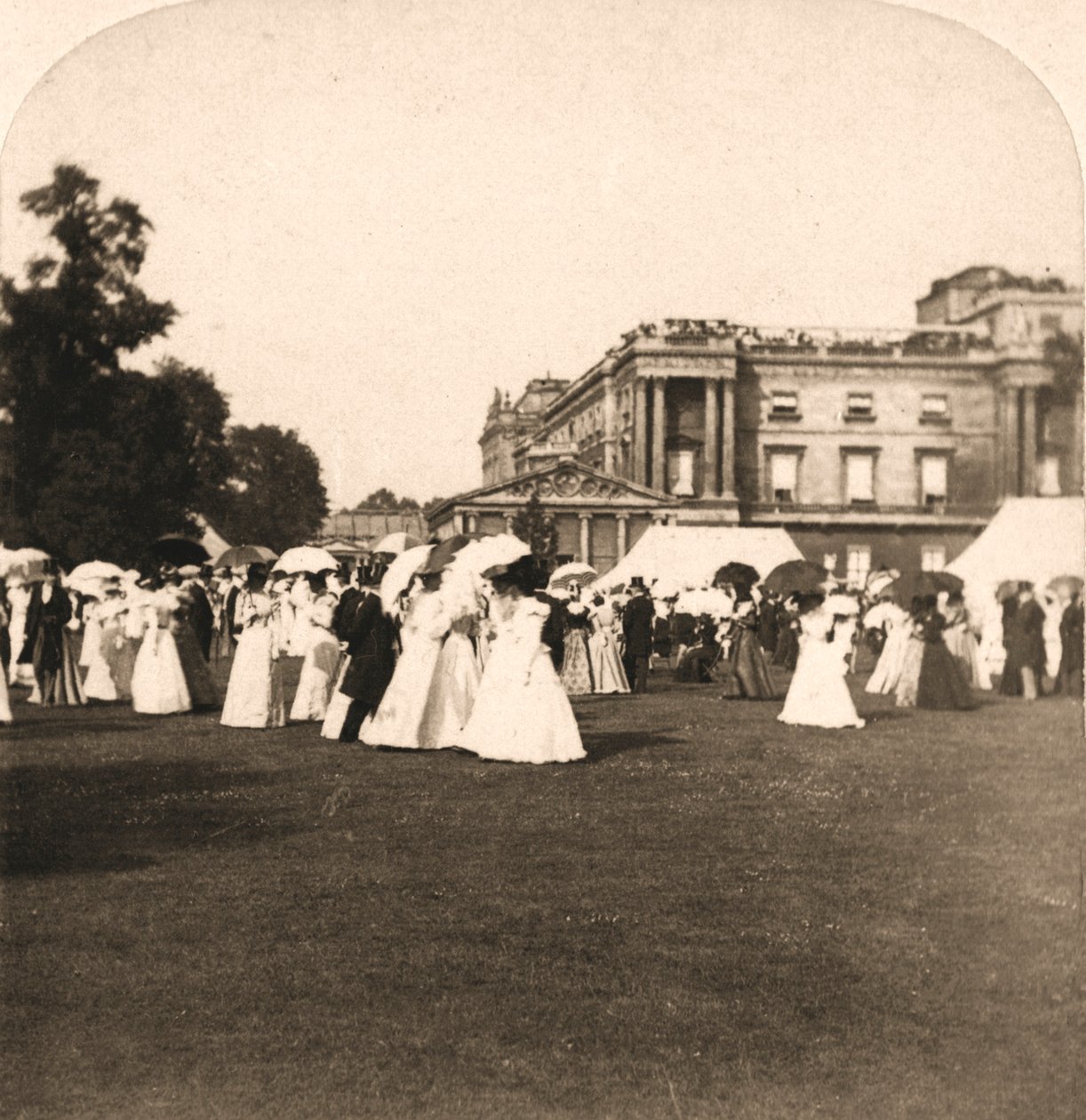 Garden Party, Buckingham Palace, London, England, 1900. av Works and Sun Sculpture Studios