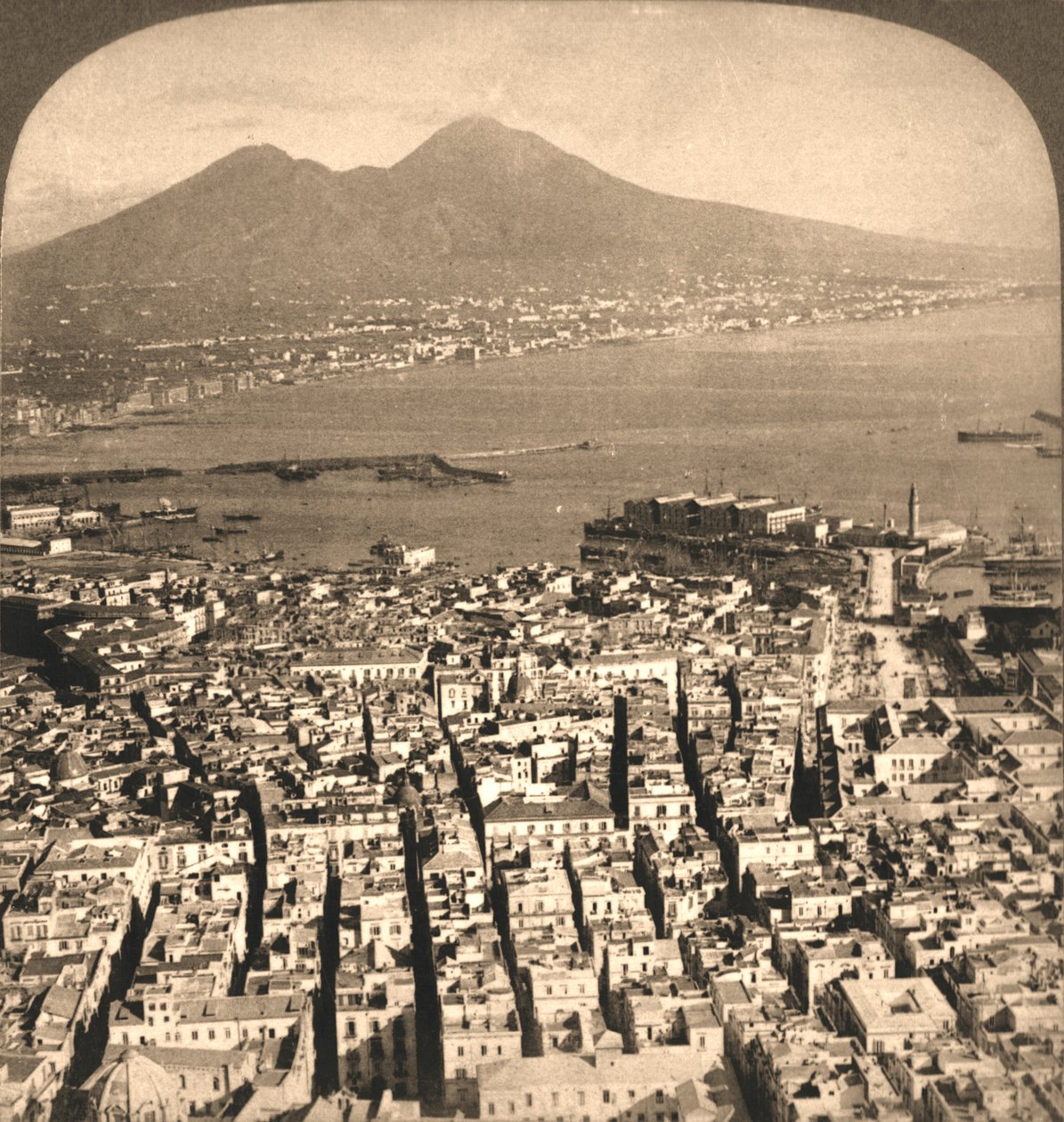 Napoli, bukten og Vesuv, Italia, 1897. av Works and Sun Sculpture Studios