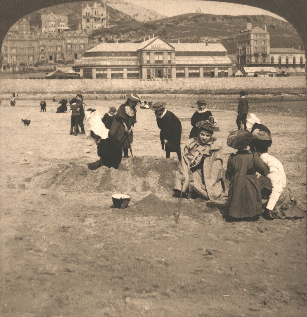 På stranden ved Llandudno, Wales, 1894. av Works and Sun Sculpture Studios