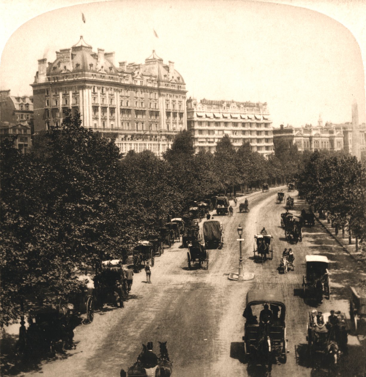 Cecil og Savoy Hotels, London, 1896. av Works and Sun Sculpture Studios