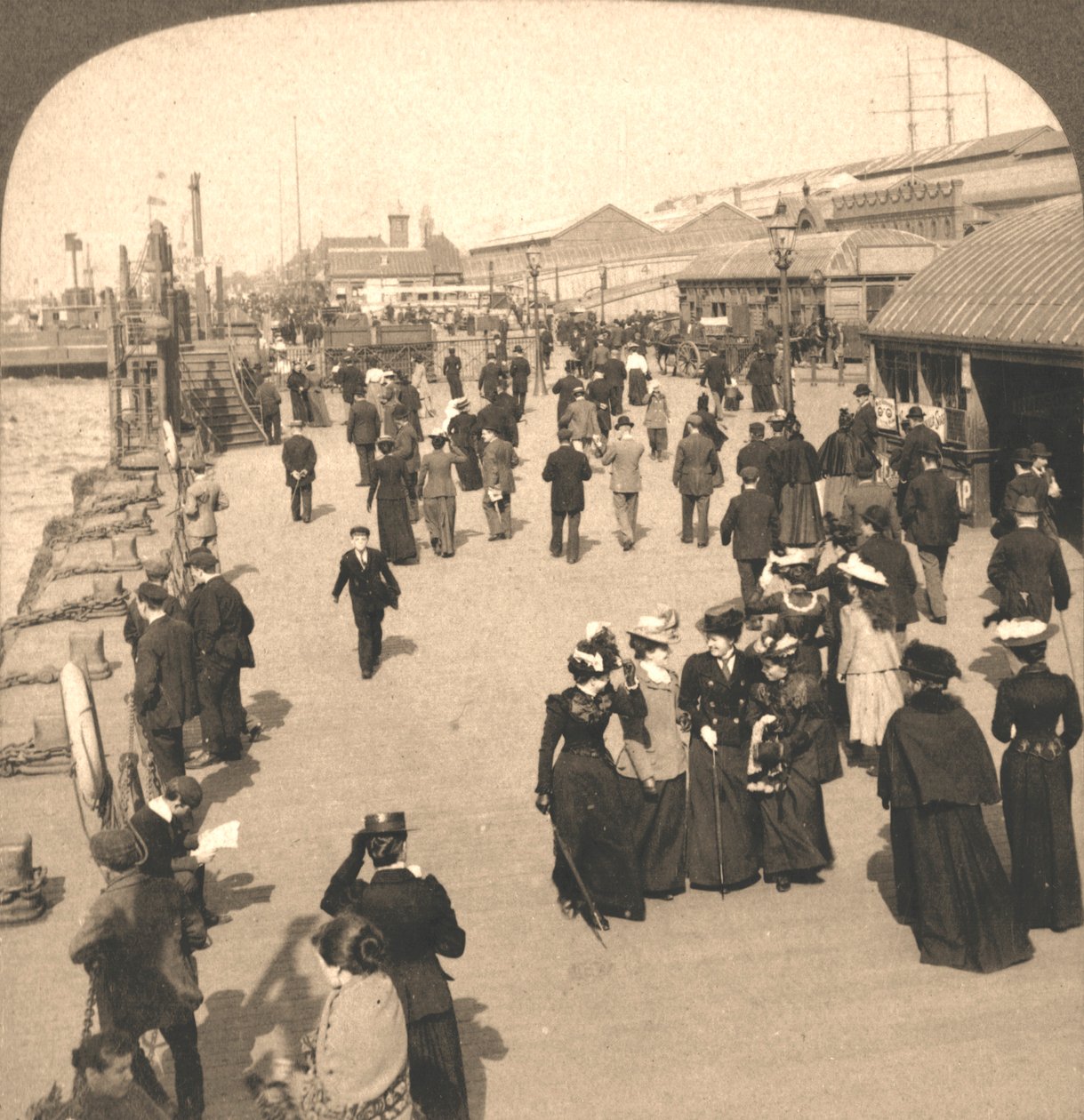 The Ocean Steamship Landing, Liverpool, England, 1901. av Works and Sun Sculpture Studios