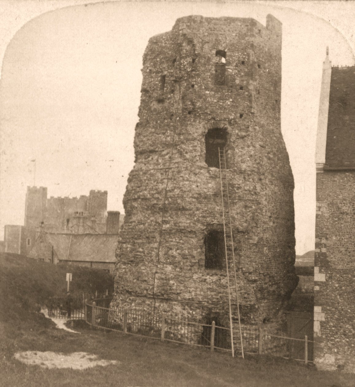The Old Pharos of Dover, Roman Lighthouse, England, 1900. av Works and Sun Sculpture Studios