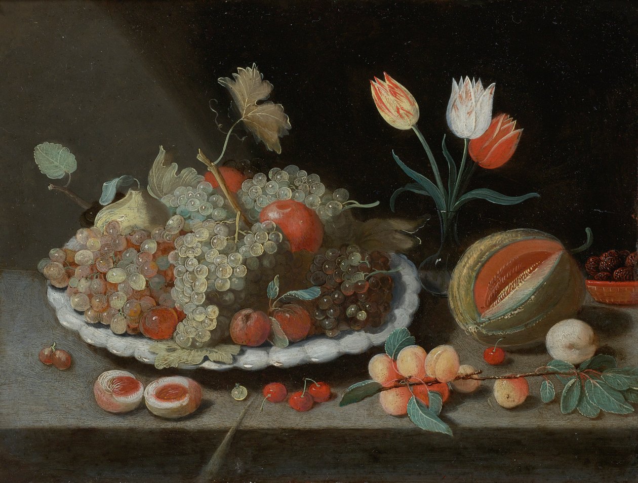 Stilleben med druer og annen frukt på et fat, en glassvase med tulipaner, en melon, aprikoser, kirsebær og andre frukter, alt på en hylle av Workshop of Jan van Kessel the Elder