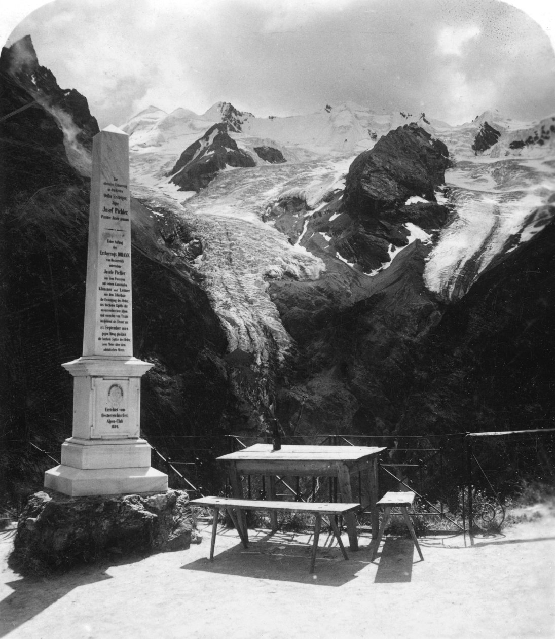 Et monument i Stilfserjoch Strasse, Weisse Knott, Tyrol, ca 1900-tallet. av Wurthle and Sons