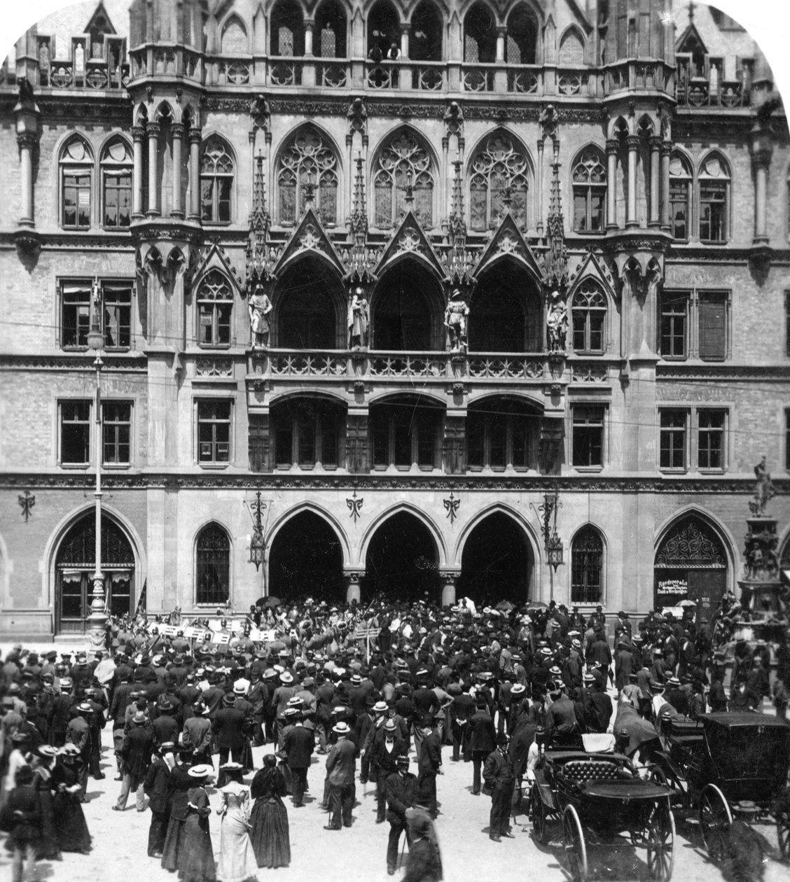 En utendørs konsert på rådhuset, München, Tyskland, ca 1900-tallet. av Wurthle and Sons