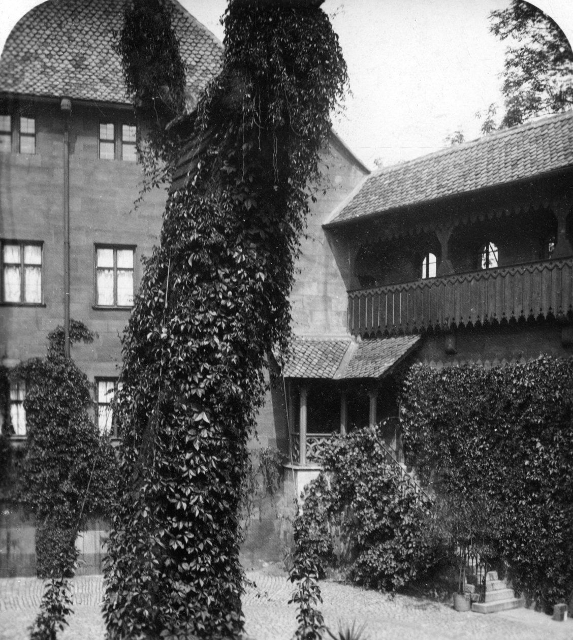 Limetre i en gårdsplass, Nürnberg, Bayern, Tyskland, ca 1900-tallet. av Wurthle and Sons