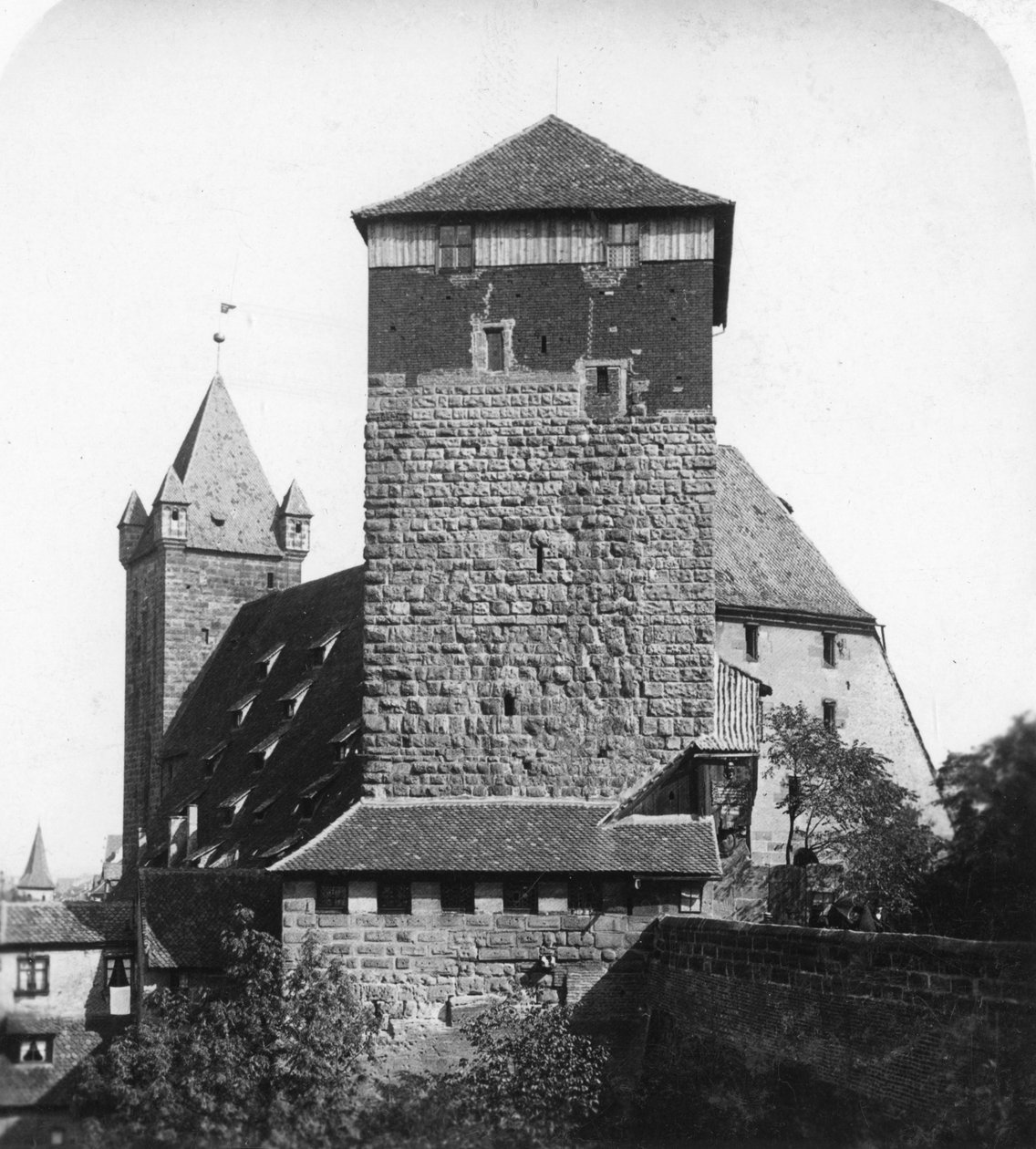 Det femkantede tårnet Funfeckiger Thurm, Kaiserstallung, Nürnberg, Tyskland, ca 1900-tallet. av Wurthle and Sons