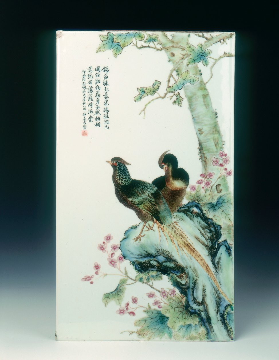 Famille rose porselensplate med fasaner, Kina av Xu Zhongnan
