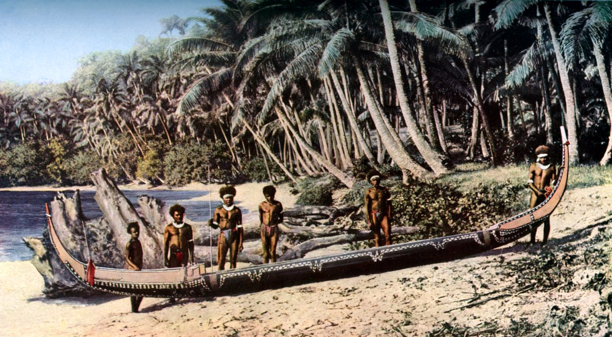 Innfødt kano på en palmeskyggelagt strand, Salomonøyene, c1923 av York and Son