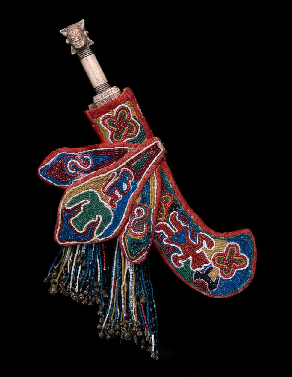 Seremoniell kniv med slire (udamalore), Kingdom of Owo, Nigeria, slutten av 1800-tallet - tidlig på 1900-tallet (elfenben, jern, glassperler, messingbjeller, bomullstøy, tre og stokk) av Yoruba Culture Yoruba Culture