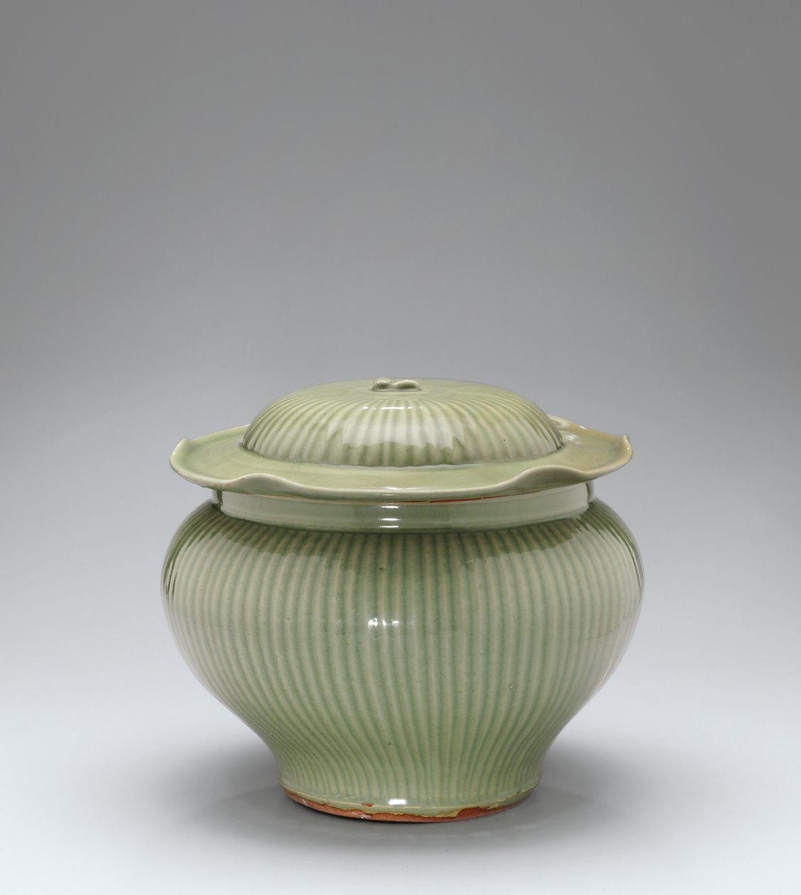 Longquan Celadon ribbet krukke og lokk av Yuan Dynasty Chinese School