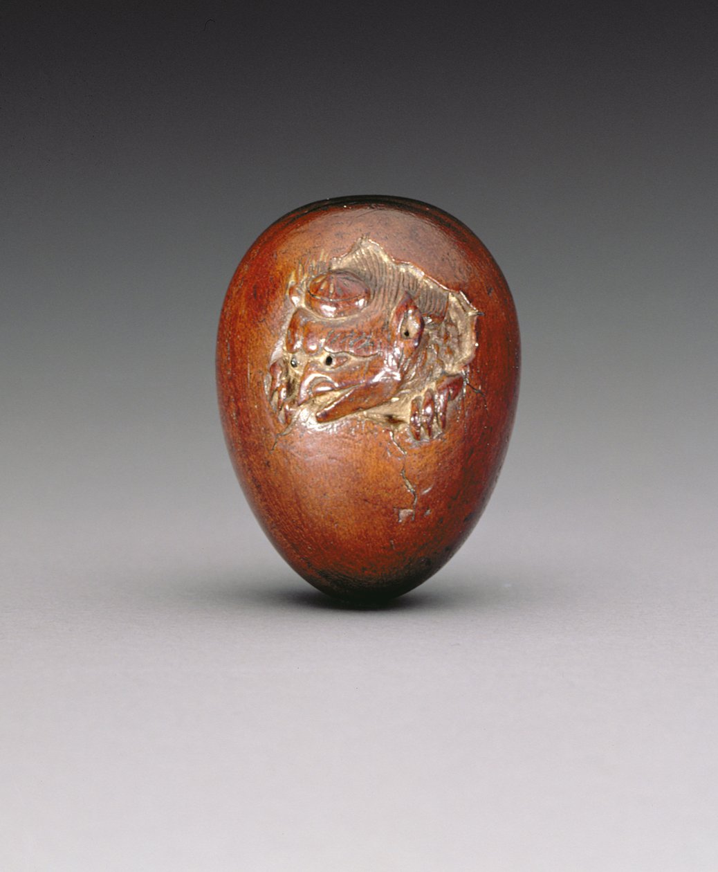 Netsuke som viser en kråke som dukker opp fra egget sitt, ca. 1800-20 (myktre) av Yuzan