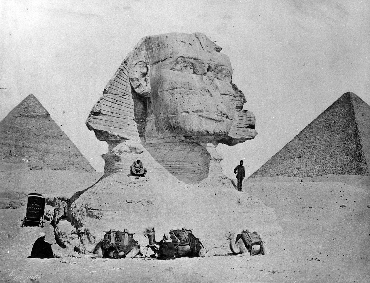 Selvportrett med sfinxen i Giza, slutten av 1870-tallet av Zangaki Brothers
