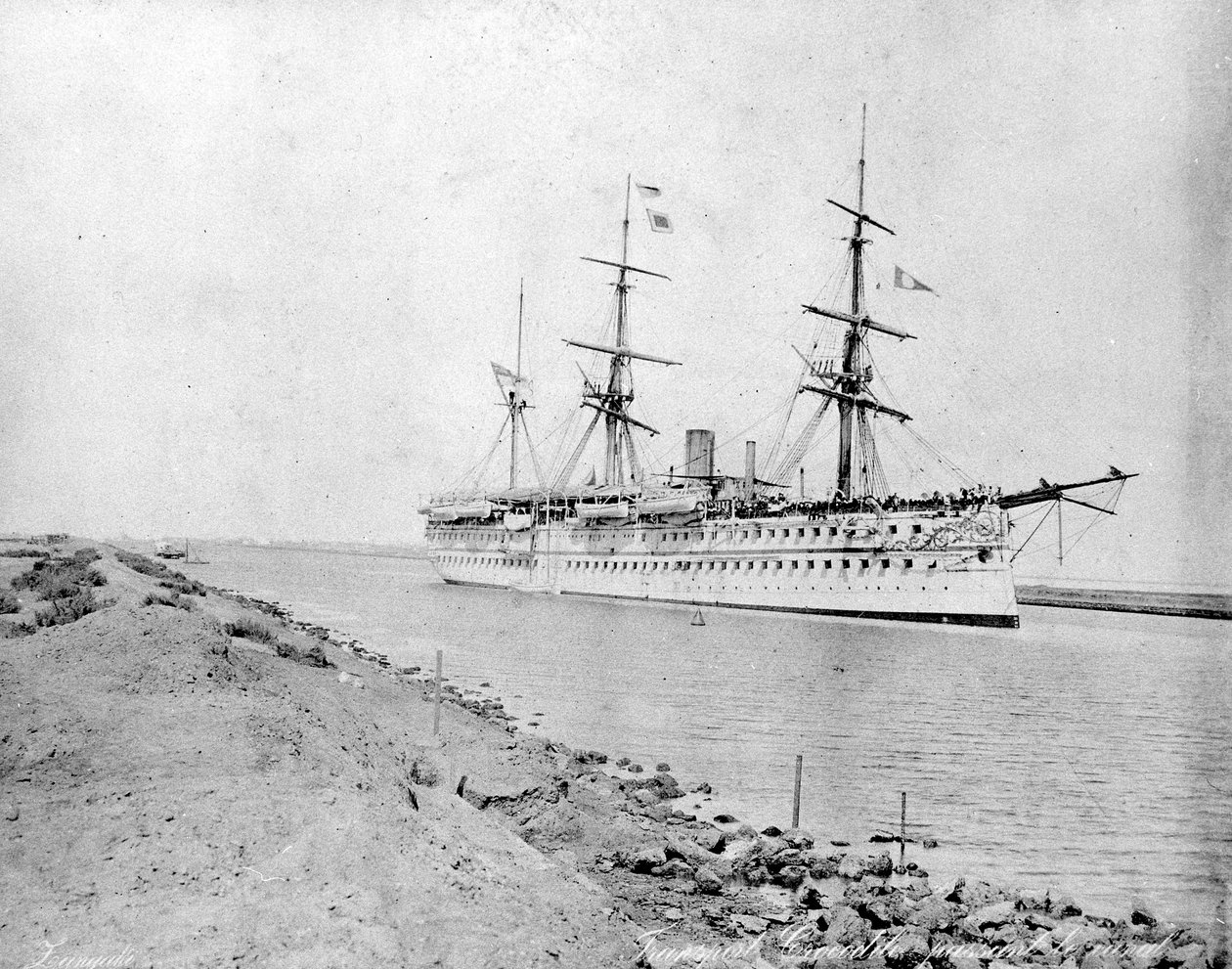 Troppeskip 'Krokodille' som passerer gjennom Suez-kanalen, ca. 1870-årene av Zangaki Brothers