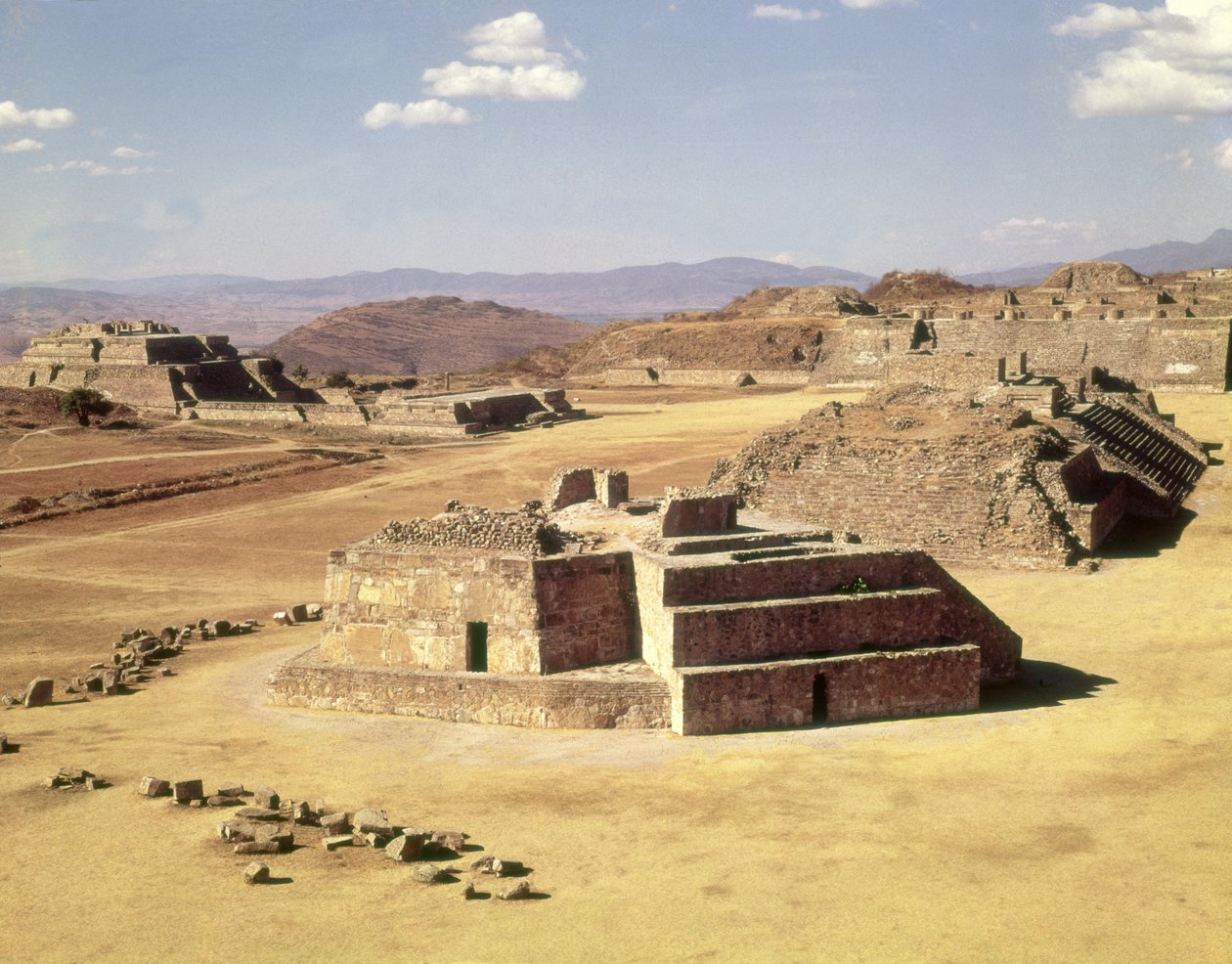 Utsikt over Mound J, bygget ca. 200 f.Kr av Zapotec