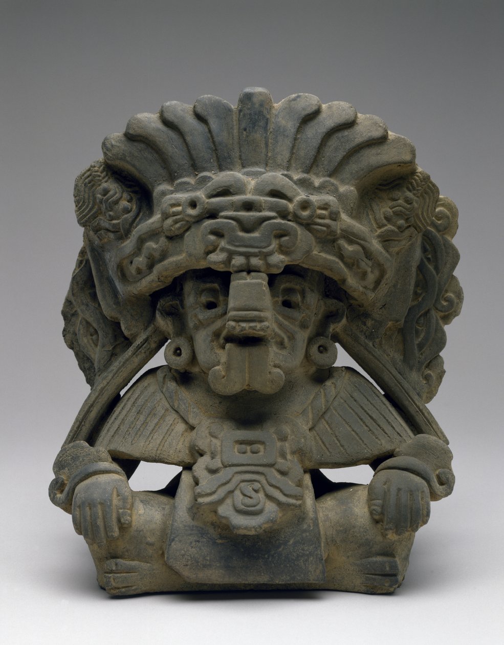Urne med en sittende stamfar, 600-900 e.Kr. (keramikk med slip) av Zapotec Zapotec