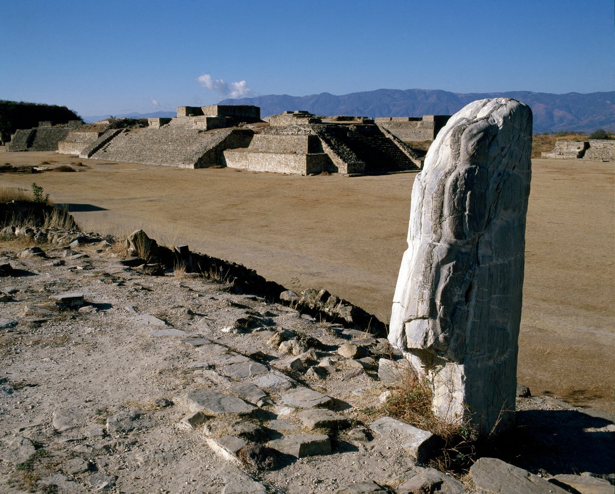 Utsikt over monumentene I, H, G av Zapotec Zapotec