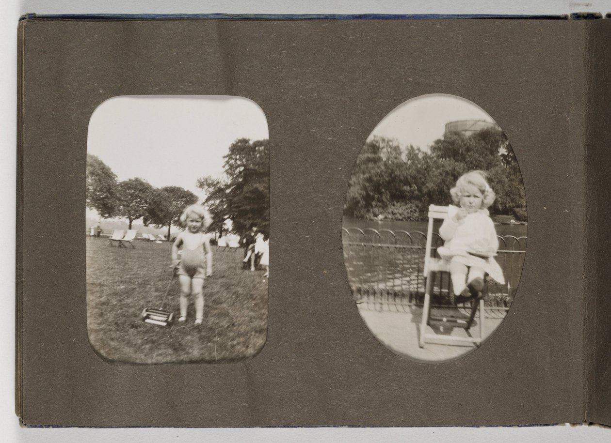 Et 20th Century Family Snapshot-album, ca av Frederick (attr. to) Barnard
