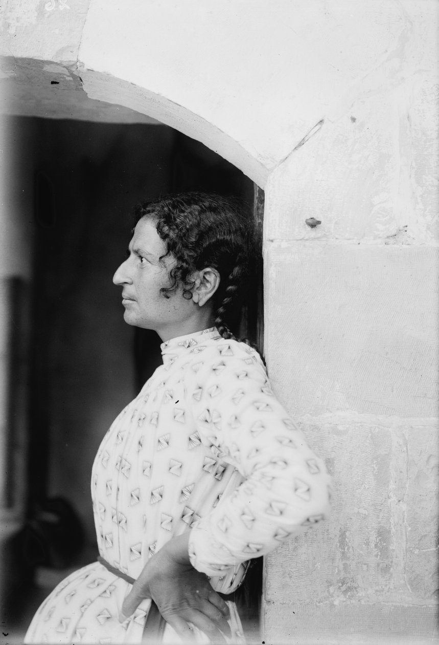 En samaritansk kvinne fra Nablus, ca. 1920 (s/hvitt-bilde) av . .