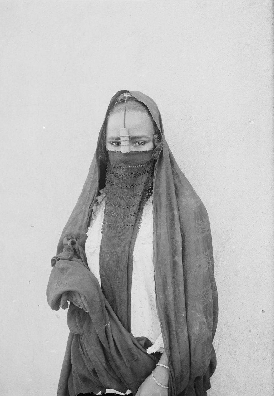 A Veiled Woman, Kairo, ca. 1910 (s/hvitt-bilde) av . .