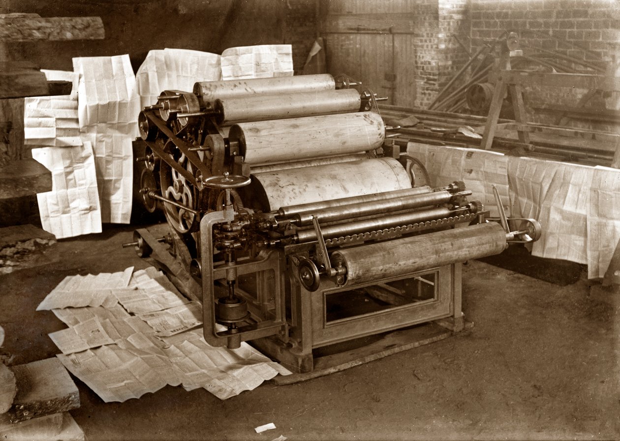 En trykkpresse: rotasjonspresse for avistrykk, ca 1900 (s/hvitt-foto) av . .