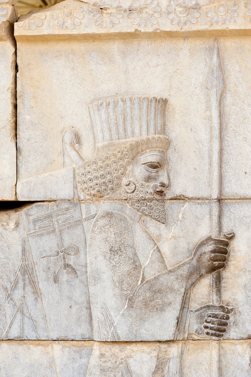 Gammelt relieff av Achaemenid; persisk med lanse; soldat fra Immortal Guard på Apadana-palasset; arkeologisk funnsted; den gamle persiske byen Persepolis; UNESCOs verdensarvliste; Fars-provinsen; Iran; Asia av Frederick (attr. to) Barnard