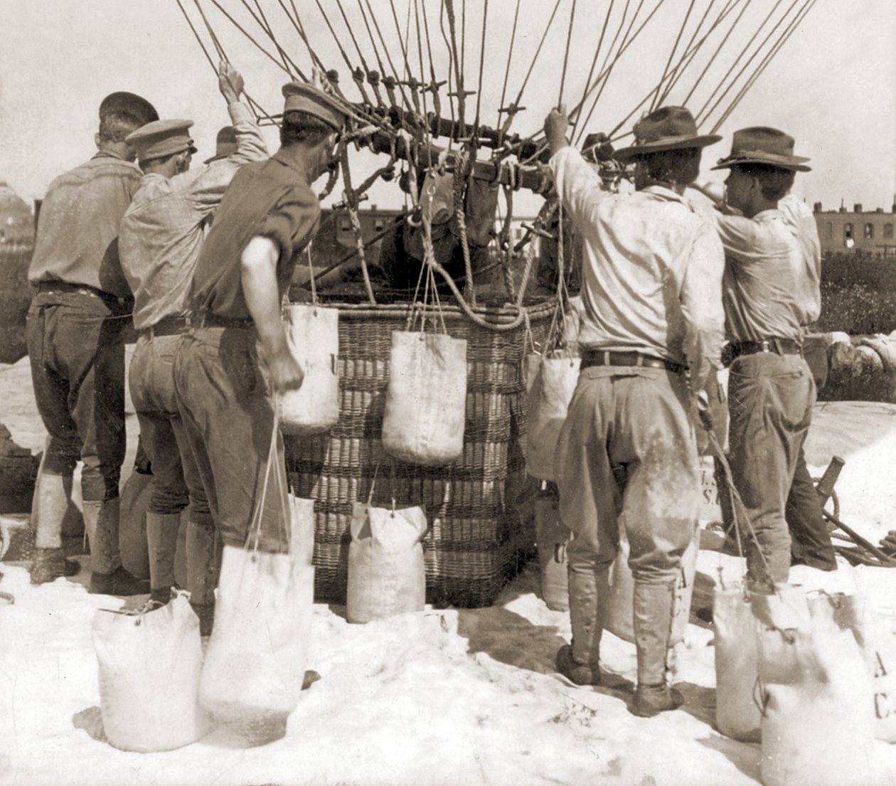 Feste sandsekker til kurven til en ballong, Fort Myer, USA av Hippolyte Lalaise Devéria