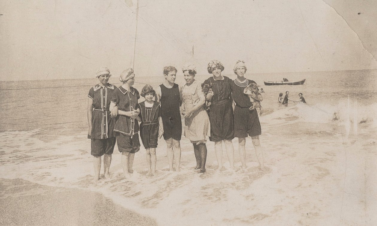 Badefest, Houlgate, september 1911 (s/hvitt-bilde) av Hippolyte Lalaise Devéria