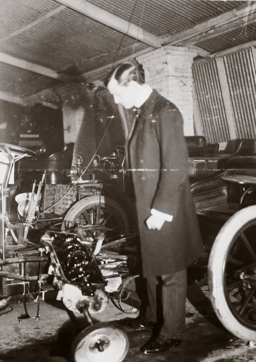 CS Rolls ser på motoren til en bil i garasjen hans, ca 1900 av Ferdinand Georg Waldmuller