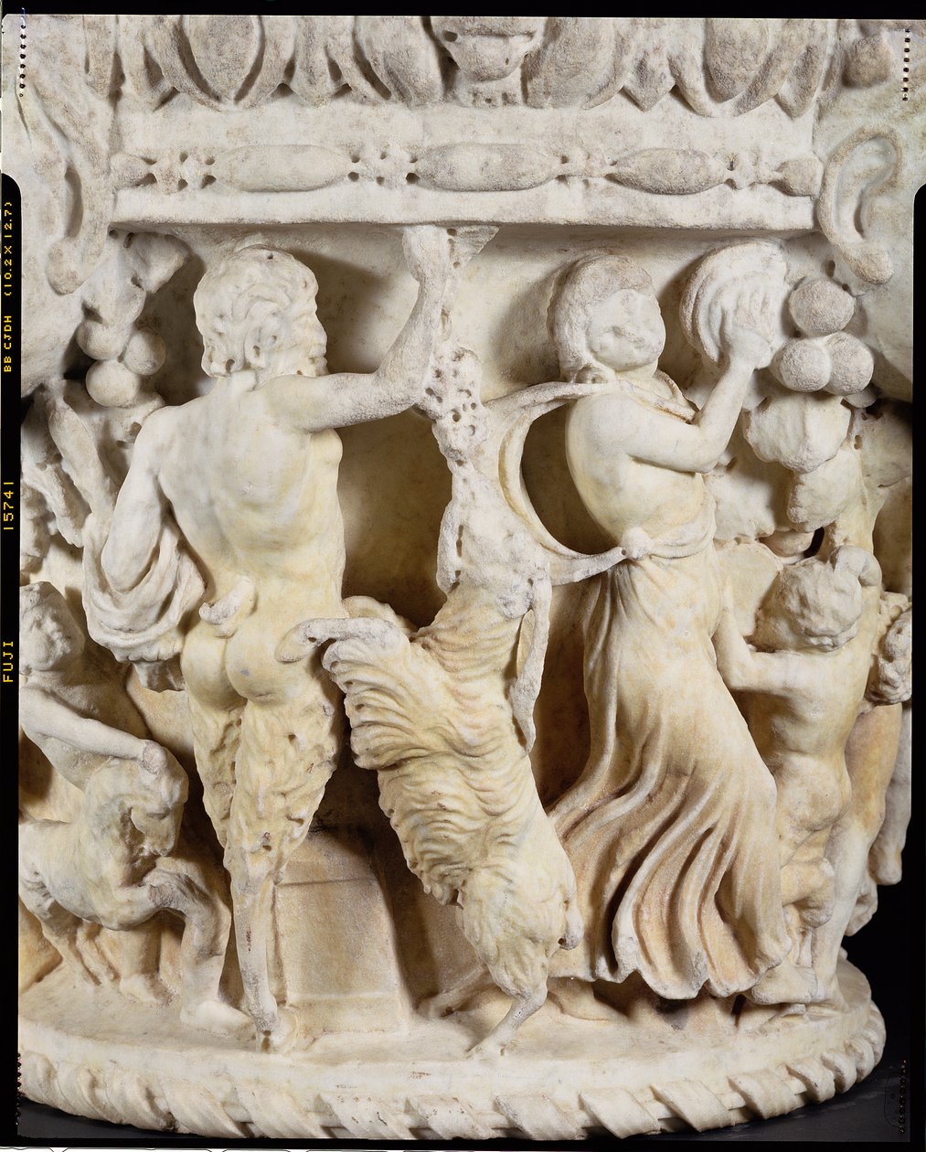 Utskåret søylekapital som skildrer Pan som erter en oppdrettsgeit med en drueklase og en maenad som slår med en tamburin, italiensk, fra Roma, ca. 180-220 (marmor, pentelisk gresk eller italiensk Carrera) (detalj av 83318, se også 83317 og 83320-21) av Hippolyte Lalaise Devéria