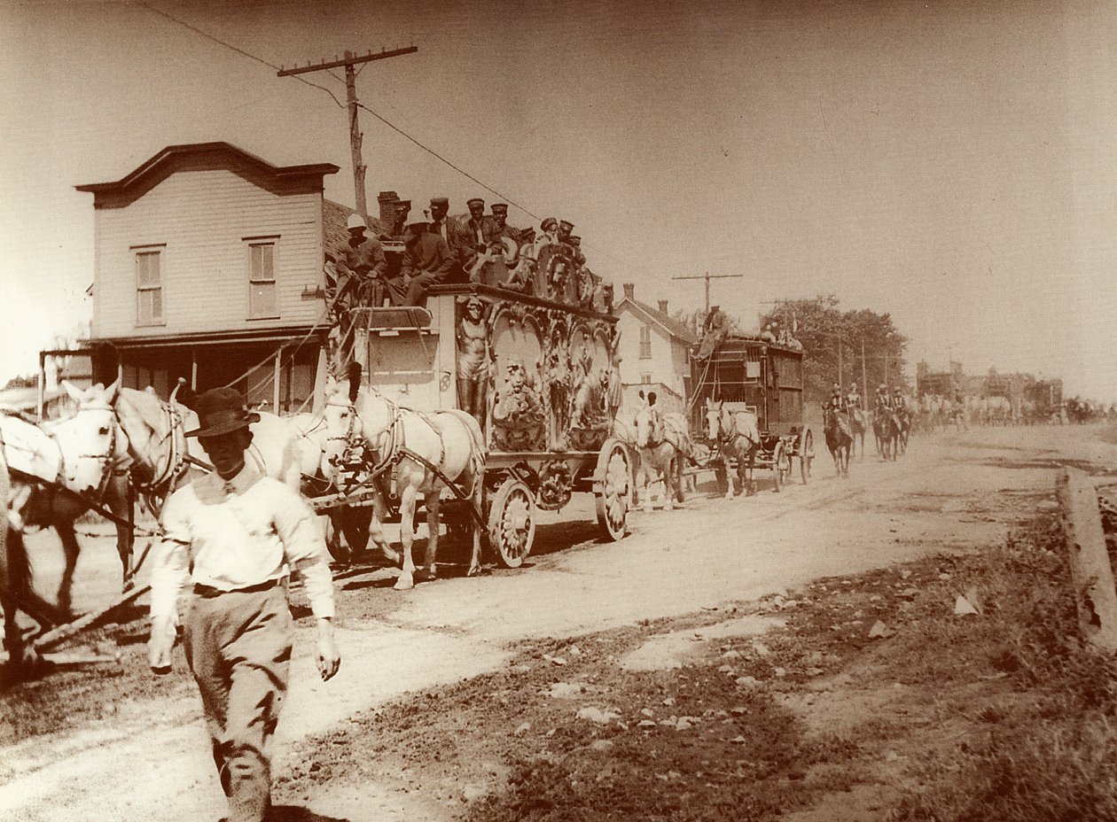 Sirkus kommer til byen, ca. 1905 (bilde) av . .