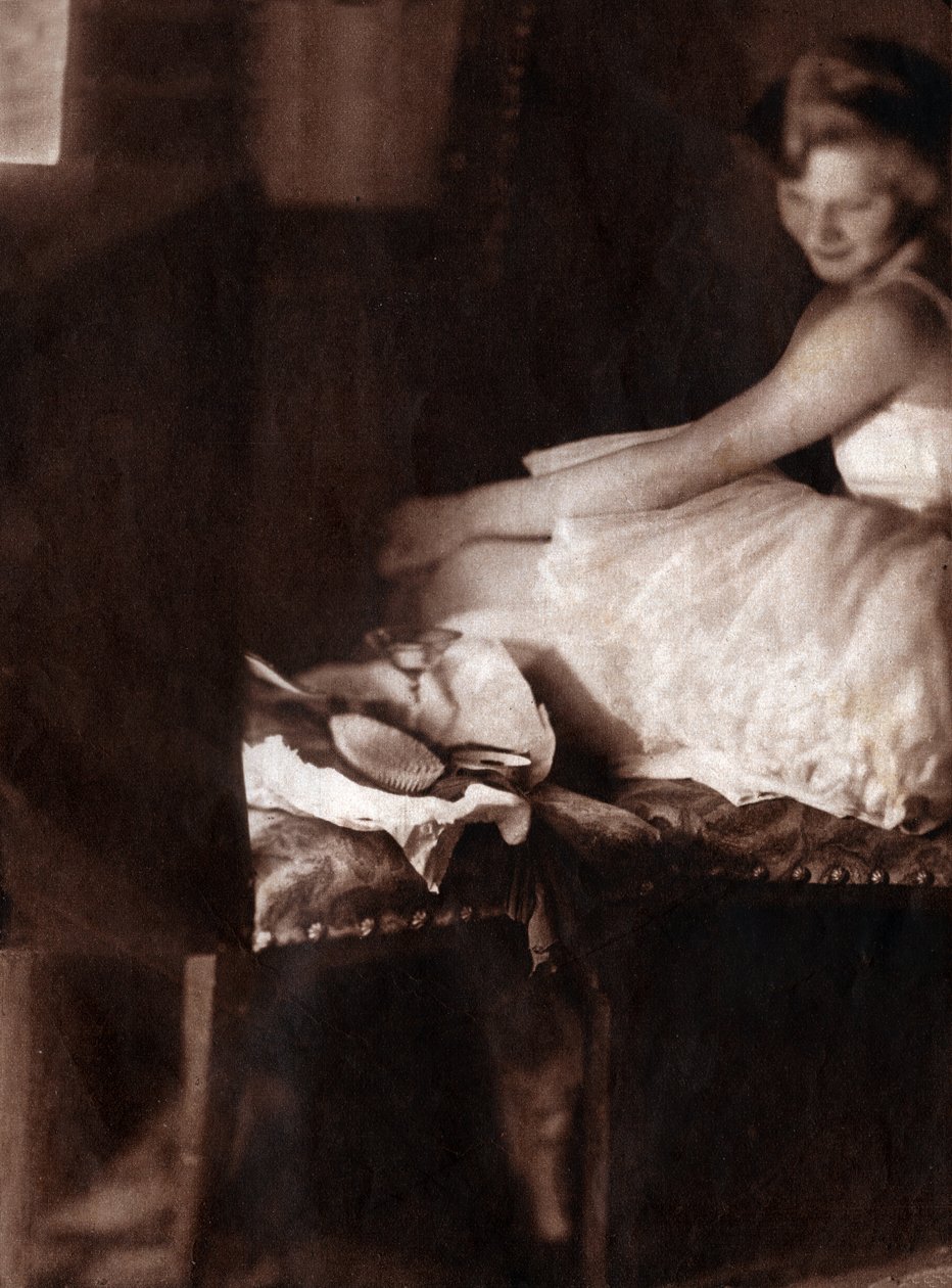 Klassisk danserdressing i hytten hennes. 1929 (trykk) av . .