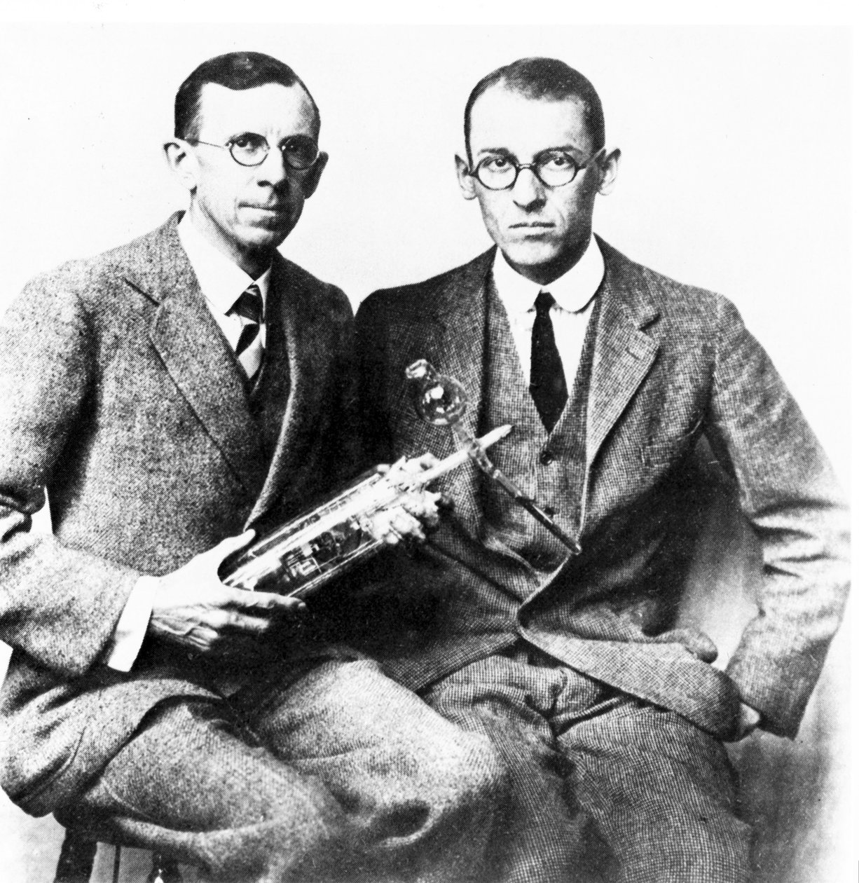 Clinton J Davisson og Lester H Germer, amerikanske fysikere, ca 1927 av Frederick (attr. to) Barnard