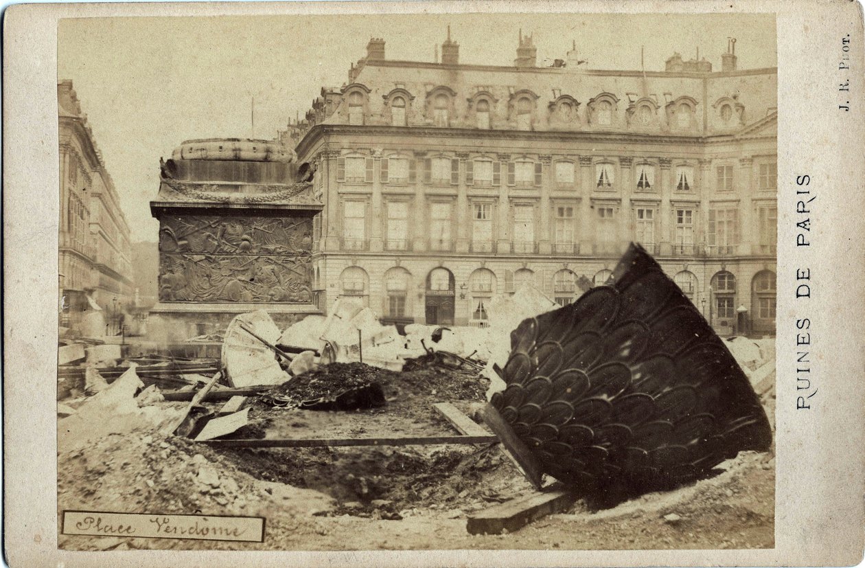 Commune of Paris (1871): ruiner på Place Vendome i Paris. Fotografi 1871. Størrelse 16,5x10,8 cm av Frederick (attr. to) Barnard