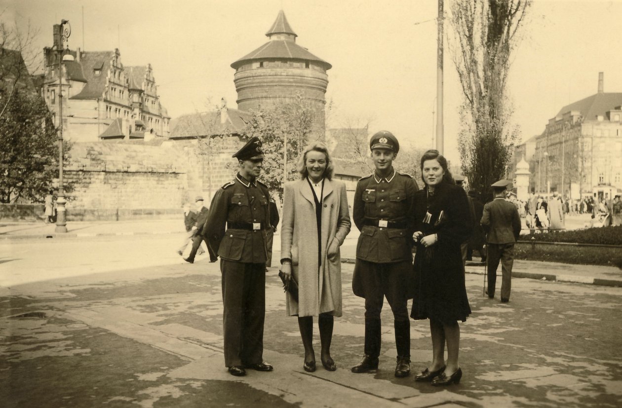 Andre verdenskrig (1939-1945): to tyske soldater poserer med sin partner eller kone i byen Tours i Frankrike av Frederick (attr. to) Barnard
