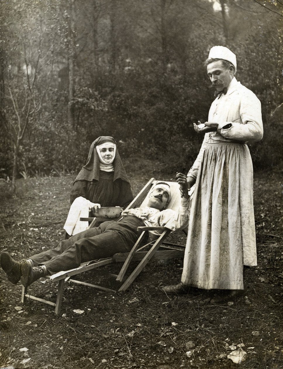 Lege tar pulsen til en skadet mann, assistert av en sykepleier nonne, ca. 1900 (s/hvitt-bilde) av . .