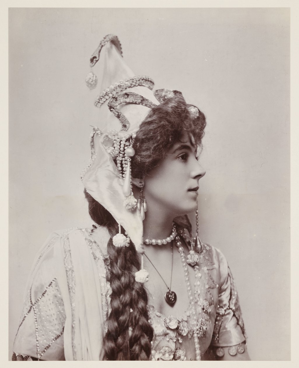 Edwardiansk portrett, kvinne i eksotisk drakt av John Pardon
