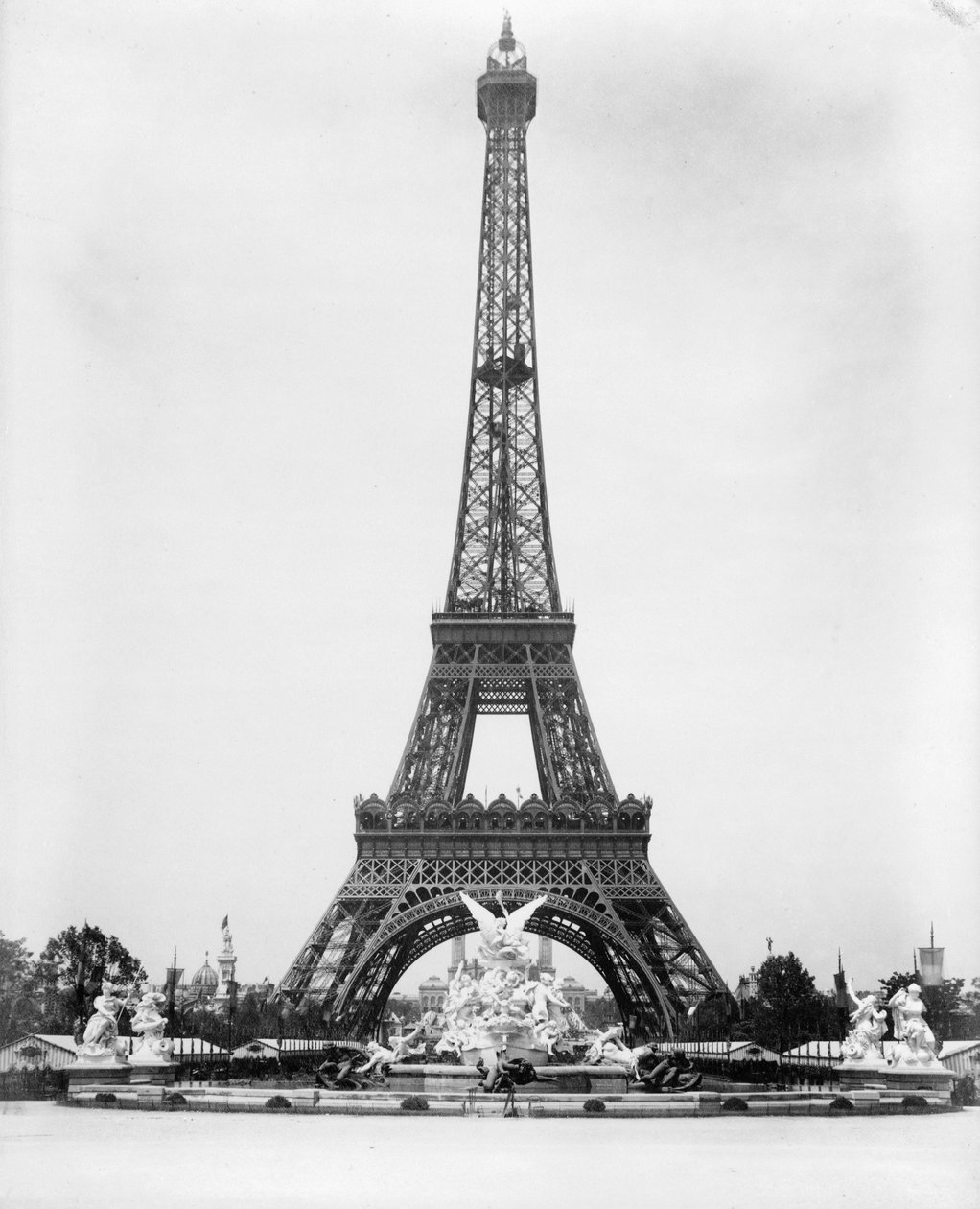 Eiffeltårnet og Coutan-fontenen, Paris-utstillingen av . .