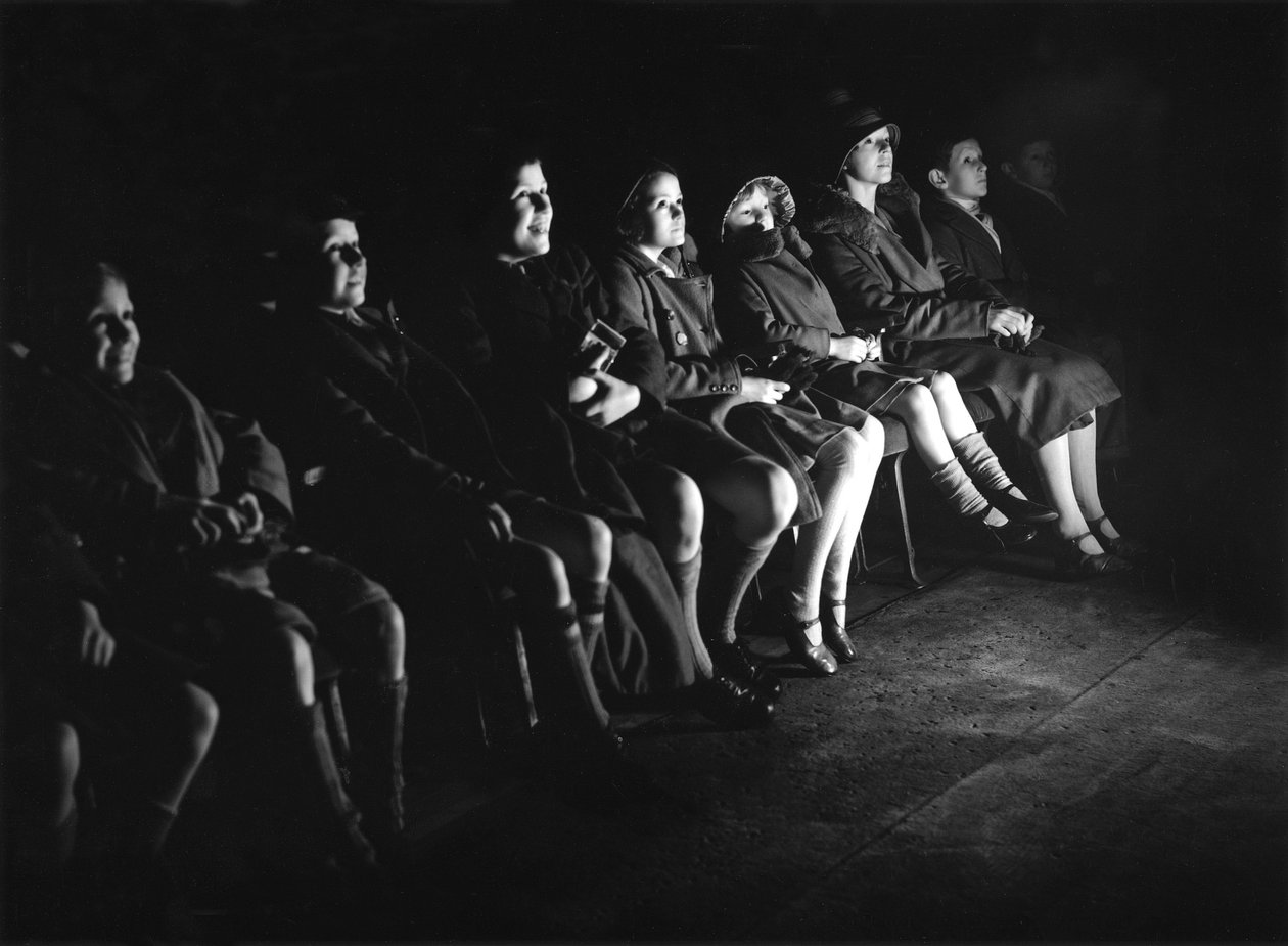 Barn på kino ser på en Walt Disney-film av Ferdinand Georg Waldmuller