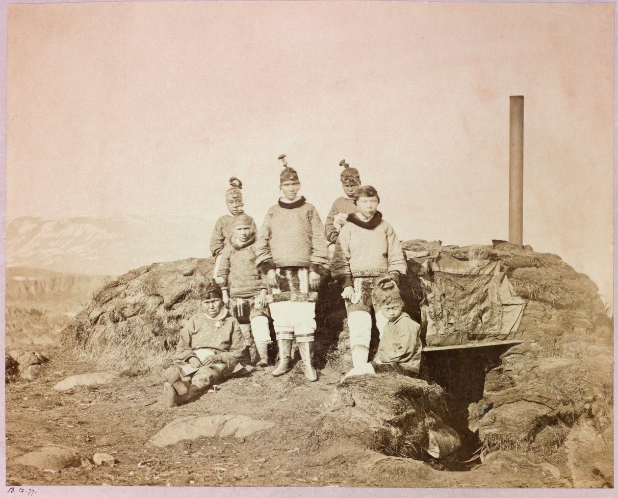 Arktisk ekspedisjon (1875–1876) av kaptein George Nares (1831–1915): Gruppe innfødte kvinner på diskotek av Frederick (attr. to) Barnard