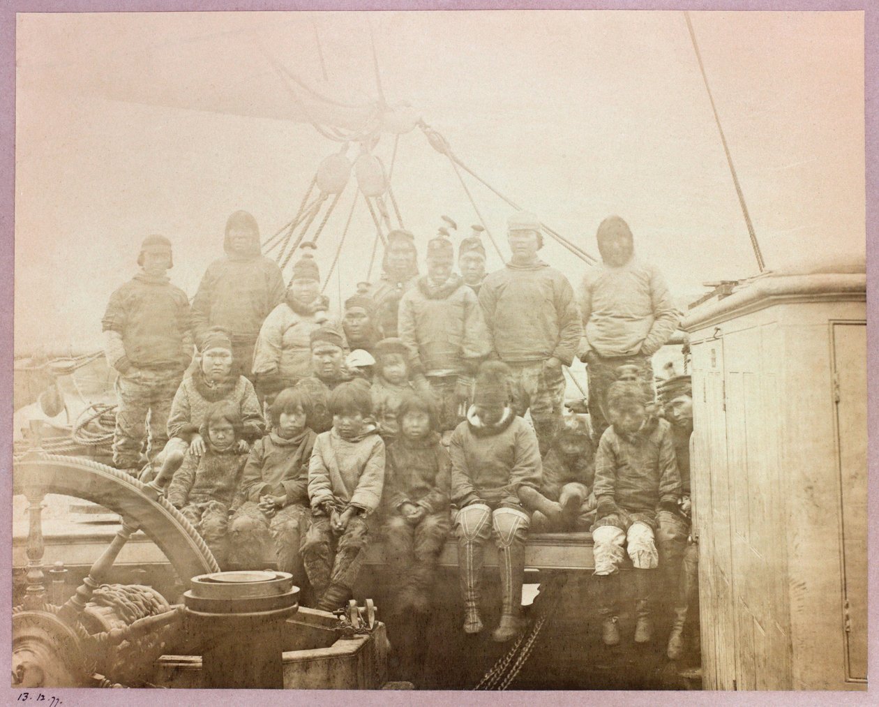 Arktisk ekspedisjon (1875–1876) av kaptein George Nares (1831–1915): Gruppe innfødte på «oppdagelse» av Frederick (attr. to) Barnard