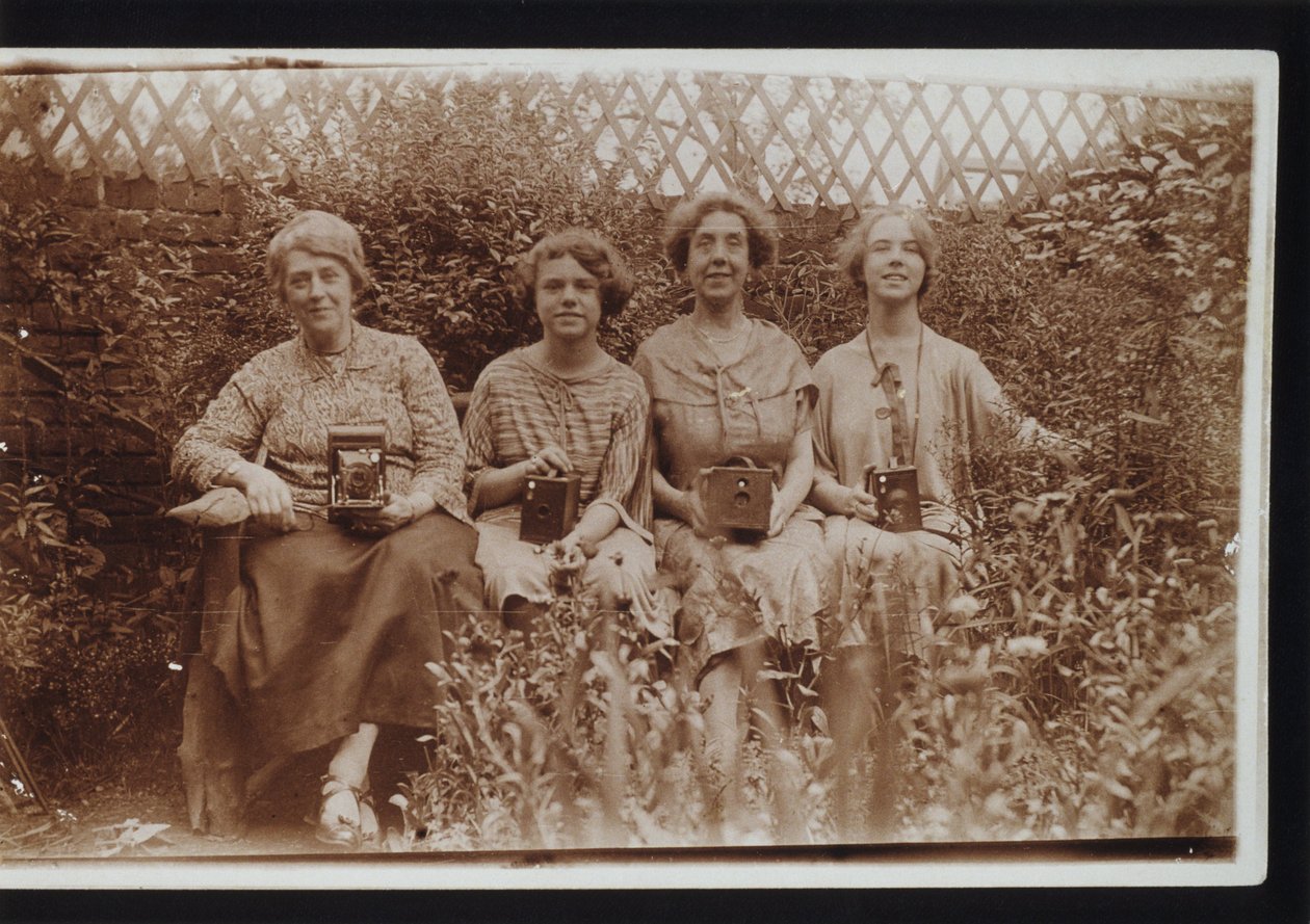 Fire kvinner med Kodak-kameraer, inkludert Brownie-kameraer, ca 1900-tallet av Frederick (attr. to) Barnard