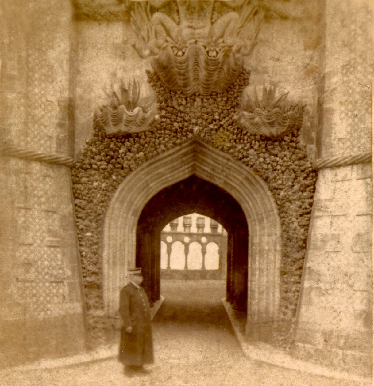 Vakt utenfor inngangen til Palace of Pena (Palacio da Pena), Sintra, Lisboa, Portugal ca. 1888 (bilde) av Frederick (attr. to) Barnard