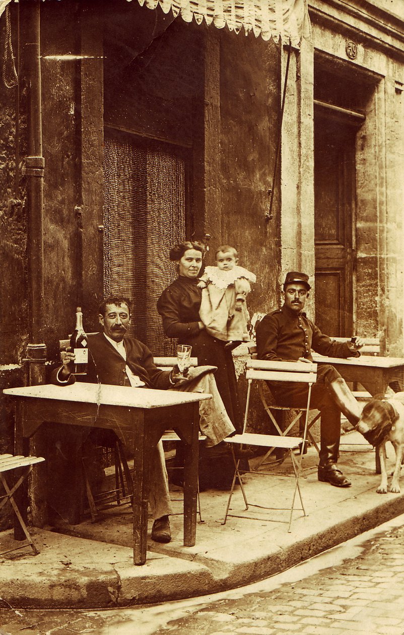 Mann som holder en flaske absint, rundt 1900, på terrassen til en kafé av Frederick (attr. to) Barnard