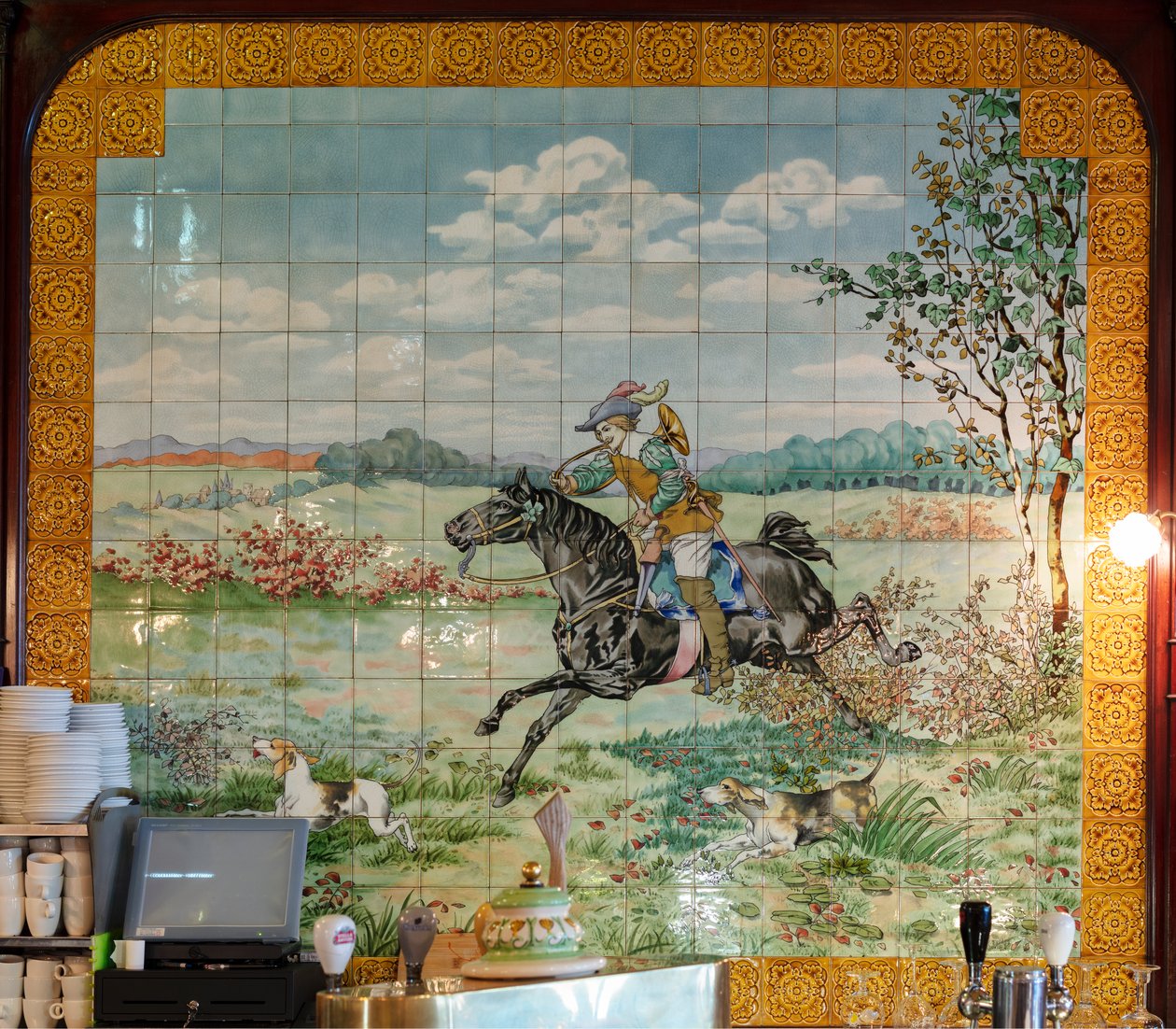 Innvendig visning, flispanel, maler Furcy Ernest Tondeur, eksekutør Boch Frères La Louvière, andre panel viser jaktscene med galopperende rytter med jakthorn av . .