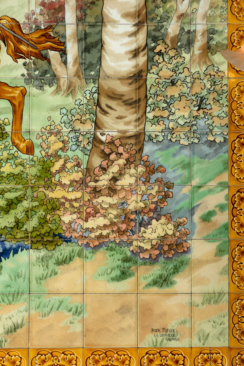 Innvendig visning, flispanel, maler Furcy Ernest Tondeur, eksekutør Boch Frères La Louvière, første panel, jaktscene med tre ryttere, detalj nede til høyre, med signatur av . .