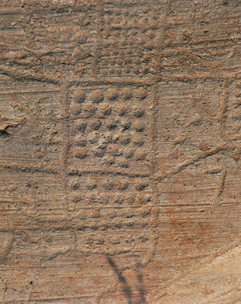 Italia, Lombardia-regionen, Valcamonica, Capo di Ponte, Brescia-provinsen, Seradina-Bedolina arkeologiske park, forhistorisk kamunisk berggravering, Rock 1, topografisk komposisjon kjent som "Map of Bedolina" av Isabel Redie