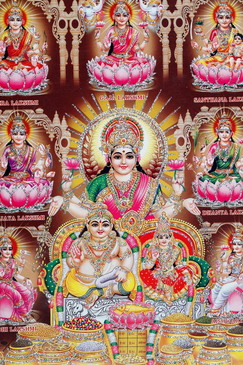 Lakshmi, kona til Vishnu, er gudinnen for velstand, lykke og skjønnhet. av . .