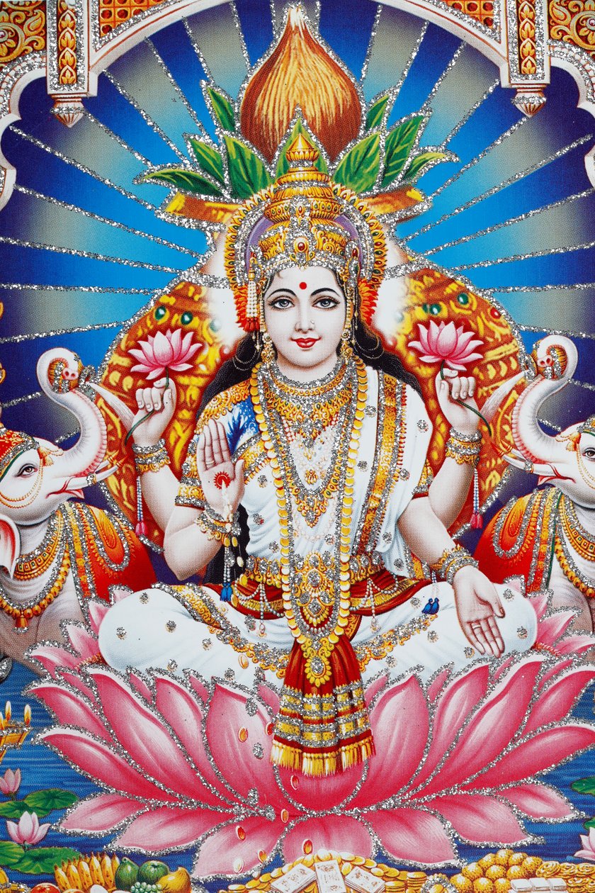 Lakshmi, kona til Vishnu, er gudinnen for velstand, lykke og skjønnhet. av . .