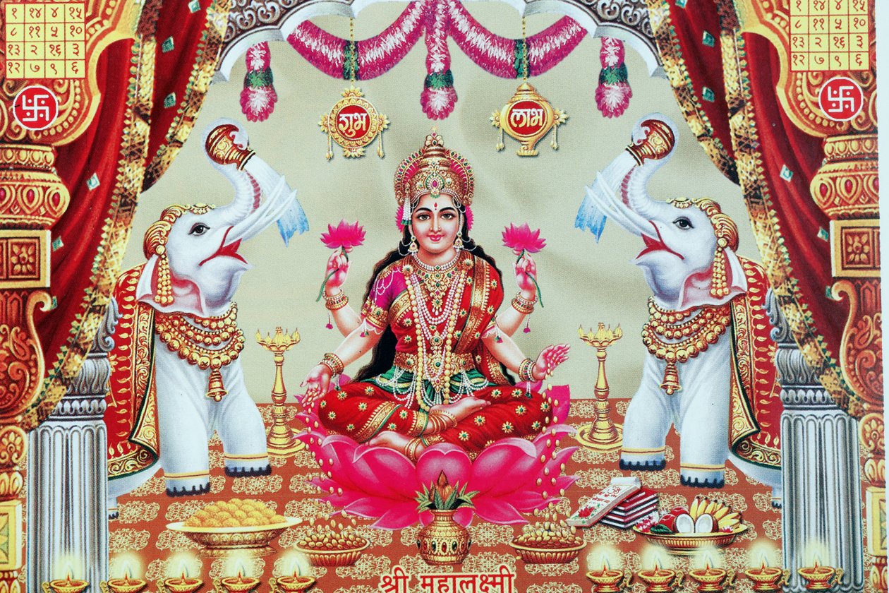 Lakshmi, kona til Vishnu, er gudinnen for velstand, lykke og skjønnhet. av . .